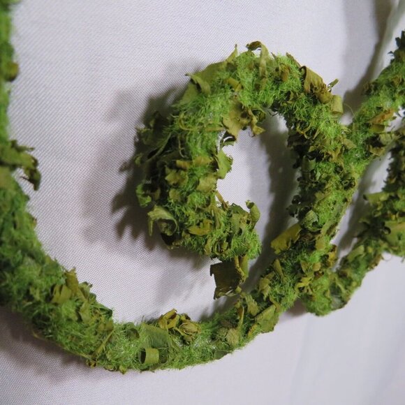 Green Botanical Wreath with "Family" Ceramic Plaque Faux Moss Thick Metal - Picture 6 of 12